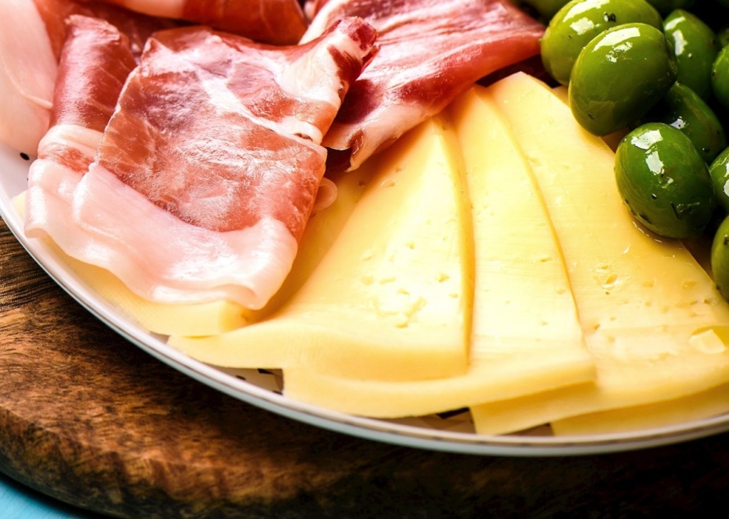 A photo of Njeguš cheese, Prosciutto and green olives