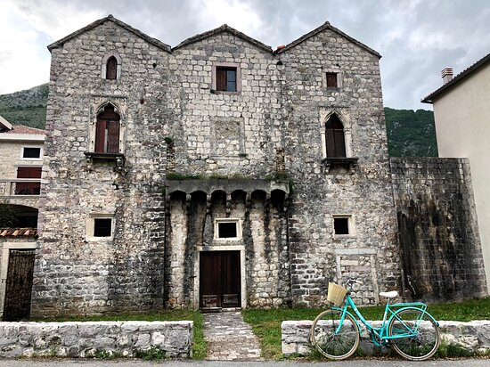 Tre Sorelle palace, myths and legends in Montenegro
